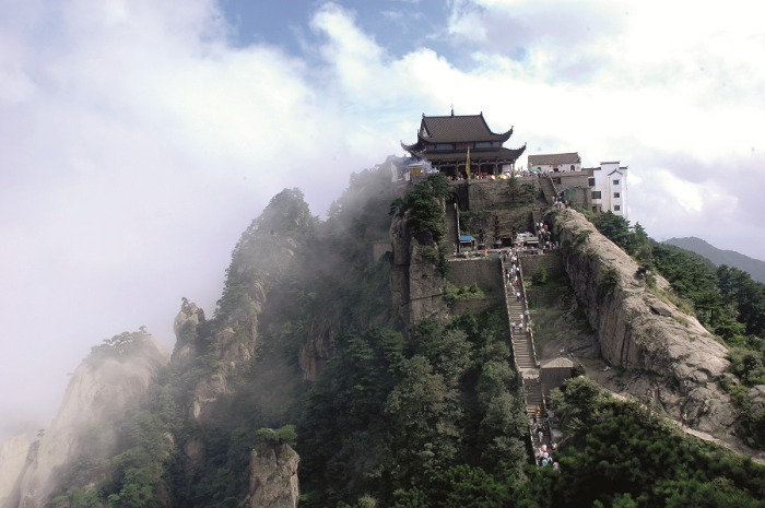 九华山属于典型的复式花岗岩山岳型地貌,沟谷流向多呈南北向和近东西